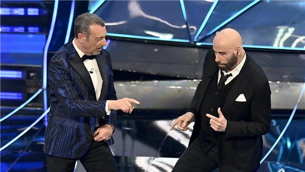 John Travolta (r) und Amadeus treten während des Sanremo-Musikfestivals auf.