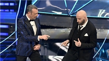 John Travolta (r) und Amadeus treten während des Sanremo-Musikfestivals auf.