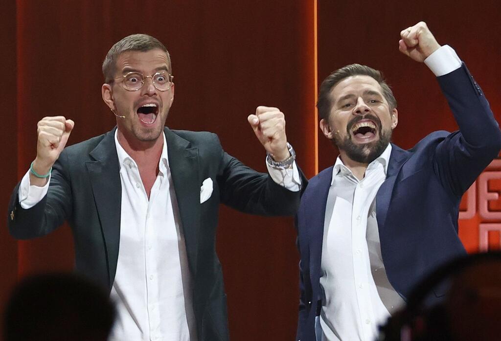 Joko Winterscheidt (l) und Klaas Heufer-Umlauf haben bei „Joko und Klaas gegen ProSieben“ einen Programmtag bei dem Sender ergattert.