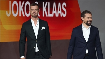 Joko Winterscheidt (l) und Klaas Heufer-Umlauf unterstützen die Protestbewegung im Iran.