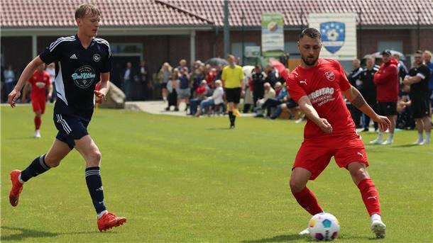 Jonah Rehder (links) erzielte gegen die FSV Hesedorf/Nartum zwei Tore beim wichtigen 3:1-Heimsieg auf eigenem Platz.