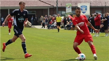 Jonah Rehder (links) erzielte gegen die FSV Hesedorf/Nartum zwei Tore beim wichtigen 3:1-Heimsieg auf eigenem Platz.