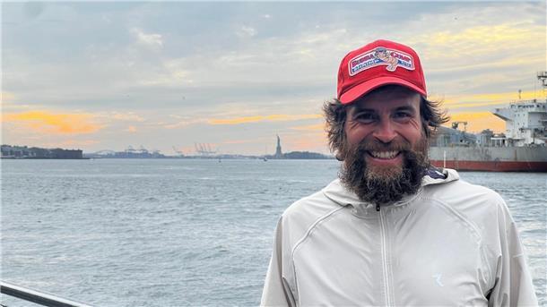 Jonas Deichmann: „Deutscher Forrest Gump“ absolviert US-Tour Jonas Deichmann vor der New Yorker Skyline.