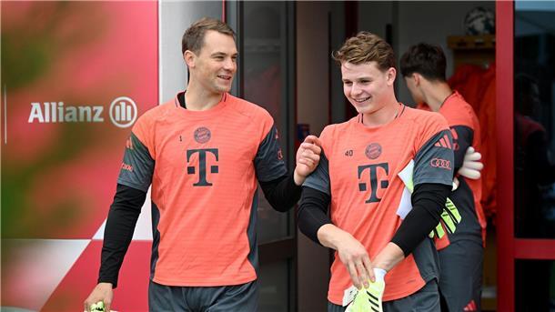 Jonas Urbig (r) ersetzt den gesperrten Manuel Neuer (l) im Bayern-Tor. (Archivbild)