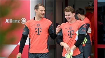 Jonas Urbig (r) ersetzt den gesperrten Manuel Neuer (l) im Bayern-Tor. (Archivbild)