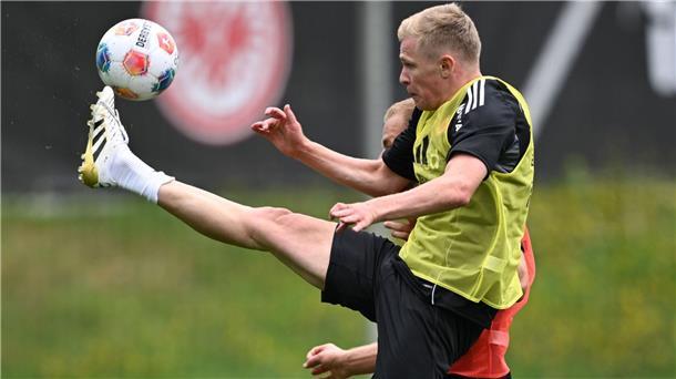 Mit Neuzugang Burkardt ändert sich Frankfurts Offensivspiel Jonathan Burkardt (vorne) hat in der vergangenen Saison 18 Tore für Mainz 05 erzielt. Eine ähnliche Trefferzahl erhofft man sich auch in Frankfurt von dem Nationalstürmer.