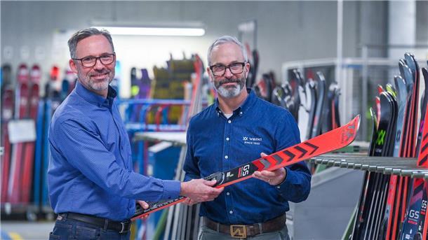 Jonathan Wiant (r), Chef von Ski Völkl, mit Produktionsleiter Franz Ederer im Völkl-Werk.