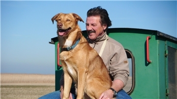Das Foto zeigt Jonny Remer mit Hund.