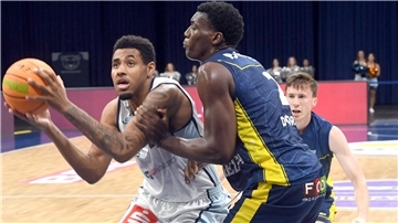 Jordan Samare (links) war mit 19 Punkten Topwerfer der Eisbären Bremerhaven beim Testspielsieg in Paderborn.