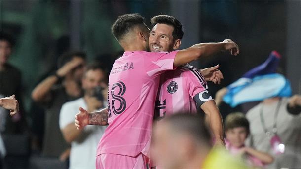 Jordi Alba (l) gratuliert Lionel Messi zum Treffer gegen LA Galaxy.