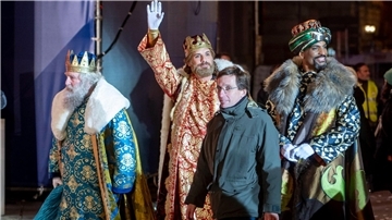 Jose Luis Martinez-Almeida (2.v.r), Bürgermeister von Madrid, mit den Heiligen Drei Königen nach der Parade.