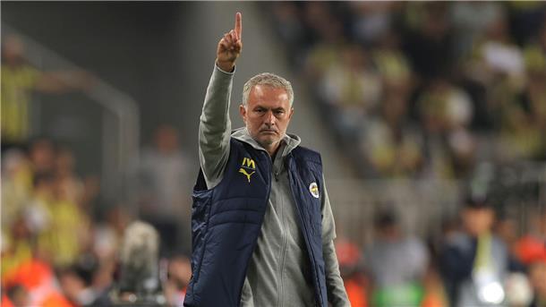 Mourinho mit Ausraster: Gegner-Trainer ins Gesicht gefasst José Mourinho leistete sich eine Entgleisung.