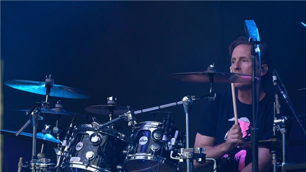 Die Foo Fighters haben einen neuen Drummer Josh Freese ist der neue Schlagzeuger bei den Foo Fighers - hier zu sehen bei einem Auftritt mit Sting in Hannover.