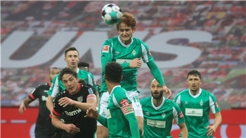 Josh Sargent köpft den Ball im Spiel gegen Bayer Leverkusen. Volker Schwabe erklärt, warum Werder in diesem Spiel ein 1:1 gelingen konnte.