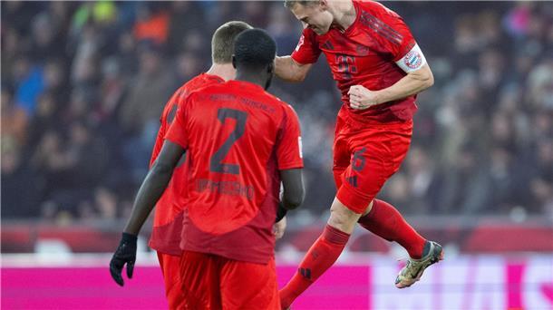 Bayern starten ohne Musiala und Neuer torreich ins Jahr Joshua Kimmich (r) jubelt nach seinem Tor zum 5:0.