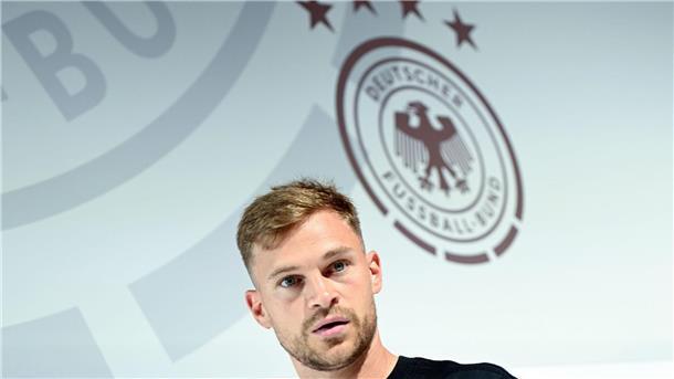 Jubilar Kimmich und der Wandel zum Anführer von Gewinnern Joshua Kimmich und das DFB-Logo mit den vier Weltmeister-Sternen. Der WM-Titel fehlt dem Kapitän noch.