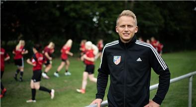 Joshua von Glahn ist neuer Trainer der Frauenmannschaft. Im Hintergrund trainiert die Mannschaft des FC Geestland.