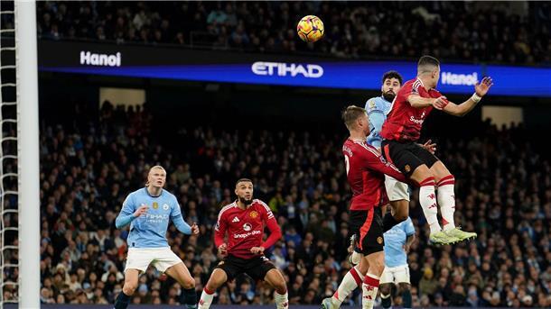 Krise schlimmer: Manchester City verliert Derby gegen United Josko Gvardiol (2.v.r) erzielt den Führungstreffer für Manchester City.