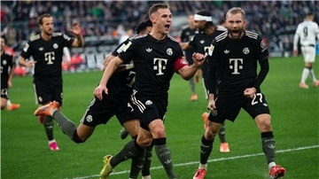 Bayern treffen spät zum Sieg nach großem Gladbacher Kampf Josuha Kimmich (M) brachte den FC Bayern in Führung.