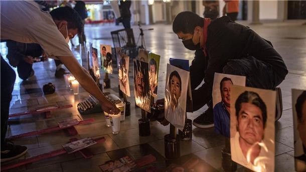 Rangliste der Pressefreiheit: Deutschland steigt erneut ab Journalisten gedenken im mexikanischen aus Veracruz ihrer ermordeten Kollegen und fordern während ein Ende der Angriffe.