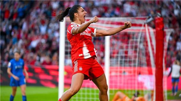 „Neuer Meilenstein“: FC Bayern siegt vor Rekordkulisse Jovana Damnjanovic hatte auch als Vorlagengeberin etwas zu bejubeln.
