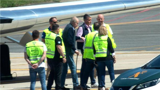 Altkönig Juan Carlos in der Heimat eingetroffen Juan Carlos bei seiner Ankunft auf dem Internationalen Flughafen von Vigo-Peinador.