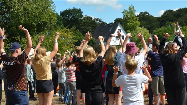 Jubel bei Bekanntgabe des Programms für die nächsten Stunden: Beim täglichen Treffen erfuhren die Kinder, was sich das Eventteam für sie ausgedacht hatte. Besonders beliebt: Nachtwanderung und Lagerfeuer.