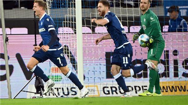 Jubel bei den Karlsruher Spielern nach dem 1:0.