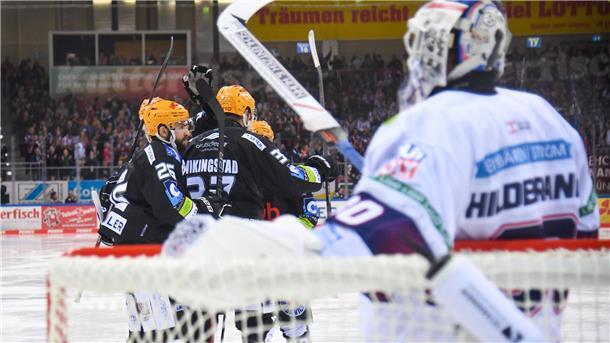 Jubel bei den Pinguins-Spielern über den Ausgleich.