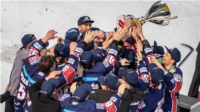 Jubel bei den Spielern der Eisbären Berlin über den achten Meistertitel.