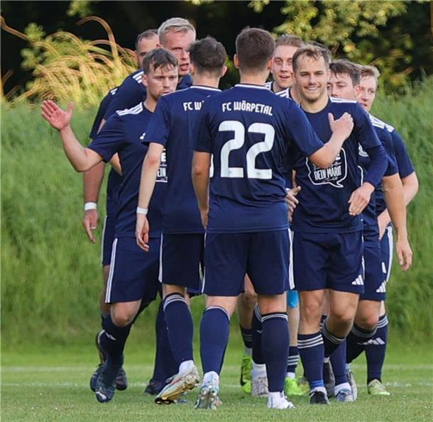 Jubel beim FC Wörpetal - soeben hat Bent-Niklas Otten das 2:0 für den Kreisligisten erzielt.