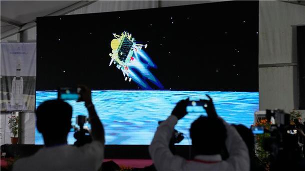 Jubel bricht während der Live-Übertragung der Landung des Raumschiffs in der ISRO-Einrichtung im indischen Bengaluru aus, als „Chandrayaan-3“ auf dem Mond landet.