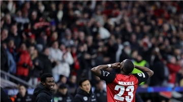 Jubel mit den Bayer-Fans: Nordi Mukiele.
