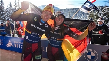 Jubel mit gebrochenem Fuß: Max Langenhan und Julia Taubitz.