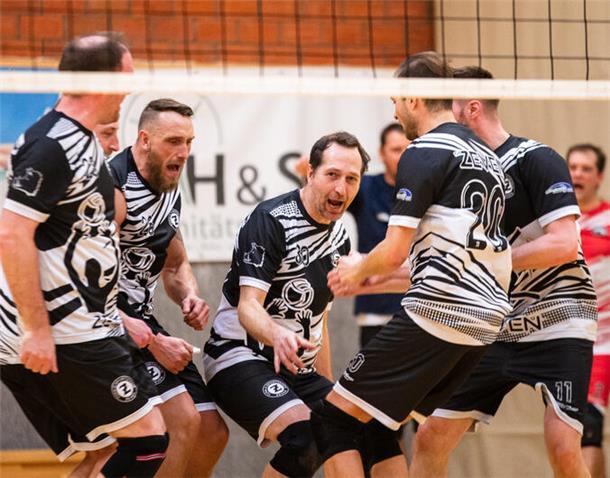 TuS Zeven triumphiert nach packendem Fünfsatz-Duell gegen Wilstedt Jubel nach einem Ass - davon gab es mehr als genug in der Halle an der Kanalstraße zu sehen.