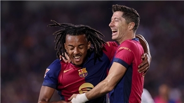 Jubel über das 6.500. Ligator in der Geschichte des FC Barcelona: Torschütze Robert Lewandowski (r) feiert mit Jules Kounde.