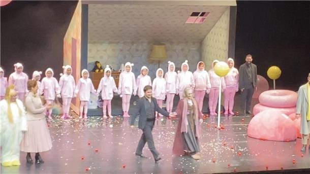 Jubelnder Schlussbeifall für das Hexenduo: In der Humperdinck-Märchenoper "Hänsel und Gretel" am Stadttheater Bremerhaven ist am dritten Advent kurzfristig für die Tenorpartie die "Hexe" von Theater Hagen eingesprungen, Tenor Anton Kuzenok, er sang seitlich am Orchestergraben, die Rolle auf der Bühne hat Regieassistentin Annika Flindt zugleich komödiantisch lustvoll gespielt - stumm.