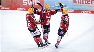 Jubelposen sind die Pinguins-Spieler derzeit gewohnt. Hier feiern Dominik Uher (links) und Alex Friesen (rechts) mit Phillip Bruggisser dessen Siegtreffer im Spiel gegen Ingolstadt.