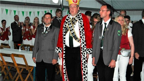 Jens „der Performer“ regiert in Ehestorf und Hatzte Jubiläumskönig Olaf Vajen „der Biker“ dankt im Kostüm des Comic-Königs ab.