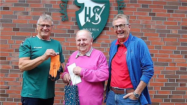 SV Hagen (von links): Wilfried Roes (Vorstand), Karl Hartmann (Jubilar), Bernd Krauthoff (Vorsitzender)