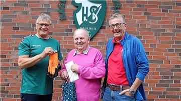 SV Hagen (von links): Wilfried Roes (Vorstand), Karl Hartmann (Jubilar), Bernd Krauthoff (Vorsitzender)