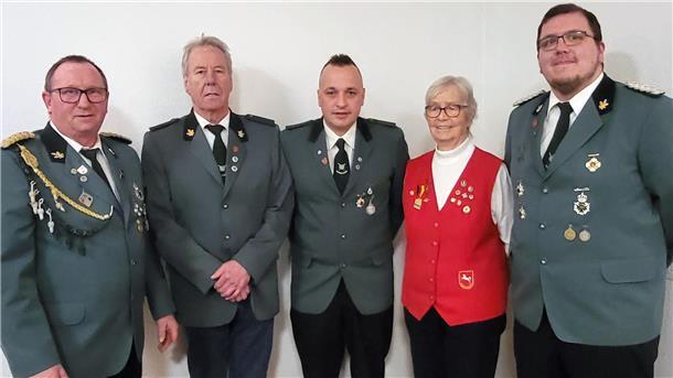 Vorsitzender Manfred Romer (von links) mit Heinz Drewes, Henning Schnackenberg, Liselotte Czechowitz und Vizevorsitzendem Daniel Heitmann.