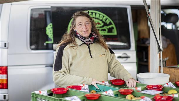 Bauernmarkt Bremerhaven: 5 Dinge, die Sie über Äpfel wissen sollen Judith Bernhard, die Frau des Apfelexperten Eckart Brandt, verkauft heute ohne ihren Mann die Auswahl von mehr als 120 Apfelsorten.