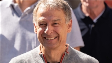 Jürgen Klinsmann findet die bevorstehende Trennung des FC Bayern von Thomas Müller nicht in allen Aspekten gelungen.