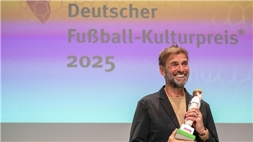 Jürgen Klopp erhält Walther-Bensemann-Preis - und wird frech Jürgen Klopp war beim Galaabend zu Scherzen aufgelegt.