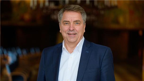 Oldenburg: Nach Corona-Pause „defftig Gröönkohl-Äten“ essen Jürgen Krogmann (SPD) Oberbürgermeister der Stadt Oldenburg.