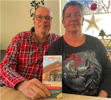 Paar mit Flyer
