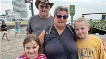 Ein älteres Paar mit Enkelkindern in Bremerhaven. 
