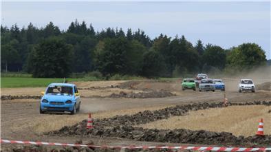 Autos fahren über ein erdiges Gelände. Staub wirbelt auf.  Jugendliche ab 14 Jahren gingen in Jade mit ihren Serientourenwagen auf die 600 Meter lange Strecke – rasanter Motorsport-Nachwuchs beim Autocross.