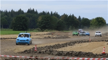 Autos fahren über ein erdiges Gelände. Staub wirbelt auf.  Jugendliche ab 14 Jahren gingen in Jade mit ihren Serientourenwagen auf die 600 Meter lange Strecke – rasanter Motorsport-Nachwuchs beim Autocross.